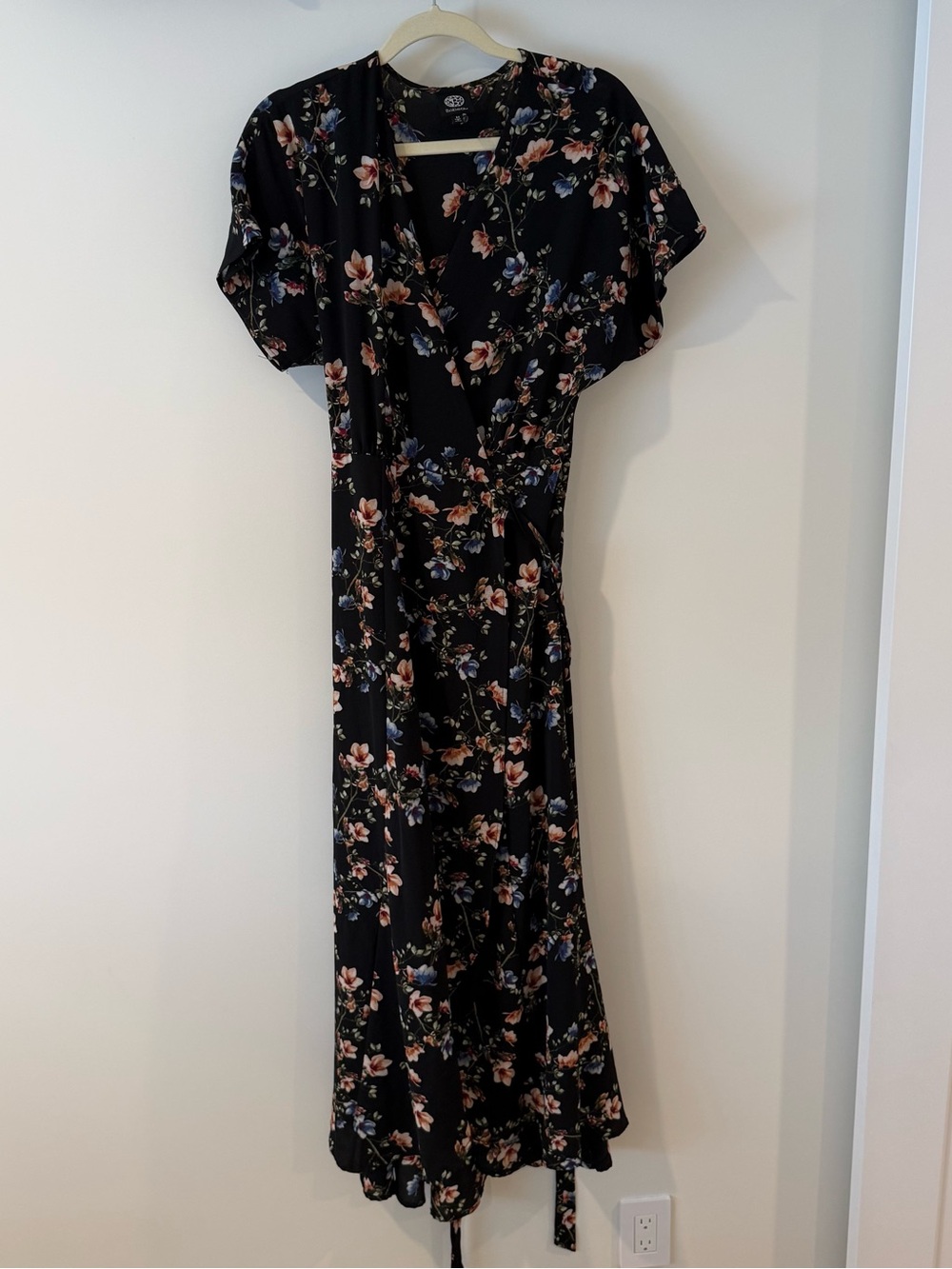 🌸 Floral Wrap Midi Dress – Flowy & Feminine 🌸 - Picture 2 of 3